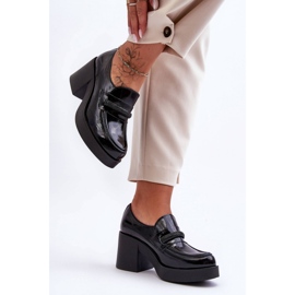 Schuhe mit hohem Absatz und schwarzer Verzierung 2