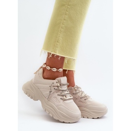 Sportschuhe auf einem massiven beigen Plateau 1