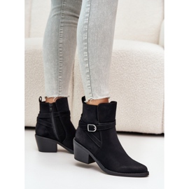 Schwarze Cowboystiefel mit hohen Absätzen 1