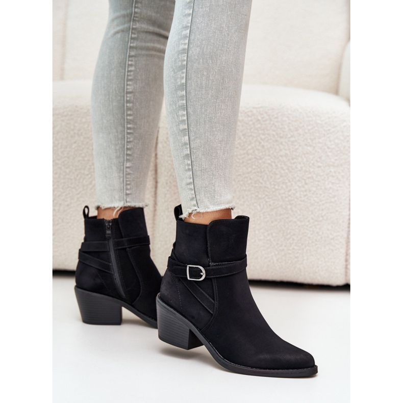 Schwarze Cowboystiefel mit hohen Absätzen 1