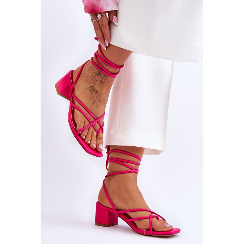 Einzigartige rosa gebundene Sandalen 1