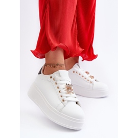 Sportschuhe mit weißer Anstecknadel 1