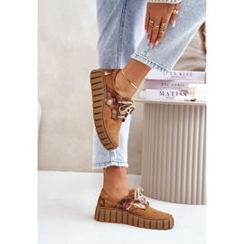 Wildlederschuhe auf der braunen Hypnose-Plattform 2