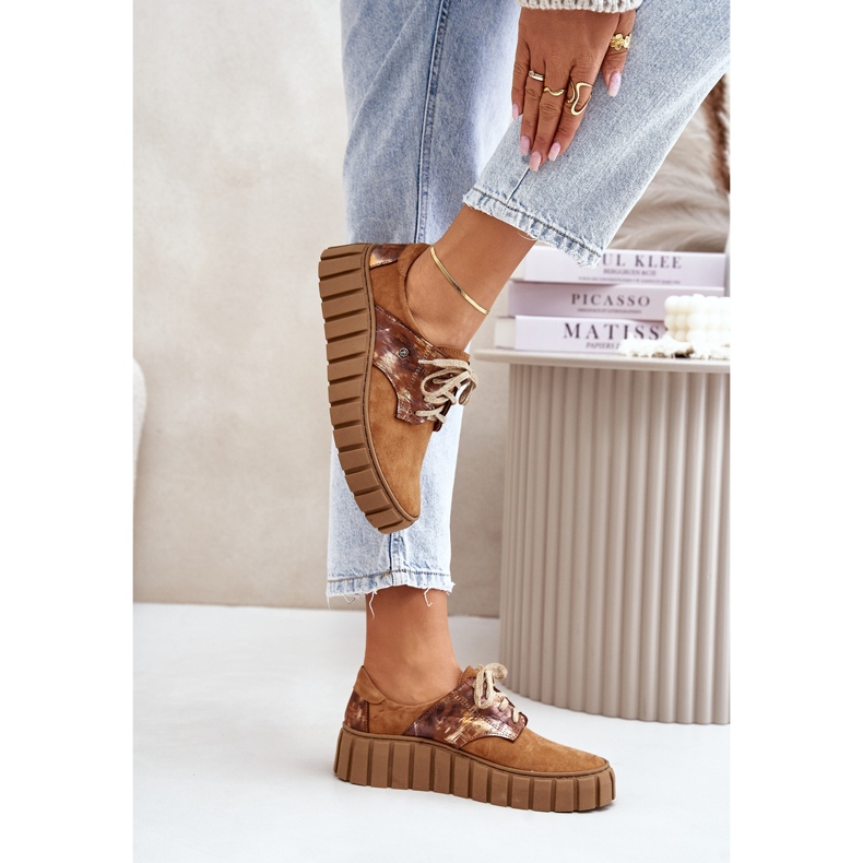 Wildlederschuhe auf der braunen Hypnose-Plattform 2