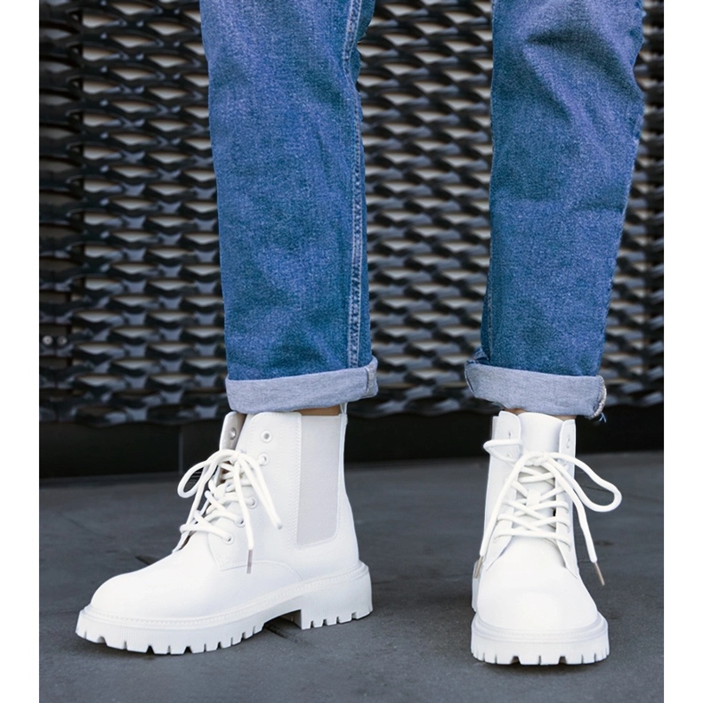 Hellbeige isolierte Stiefeletten von Brayna 1