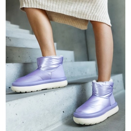 Lila warme Schneestiefel auf der Cores-Plattform 2