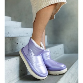 Lila warme Schneestiefel auf der Cores-Plattform 1