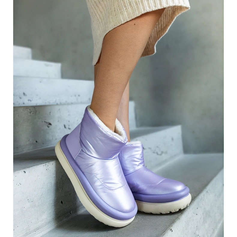 Lila warme Schneestiefel auf der Cores-Plattform 1
