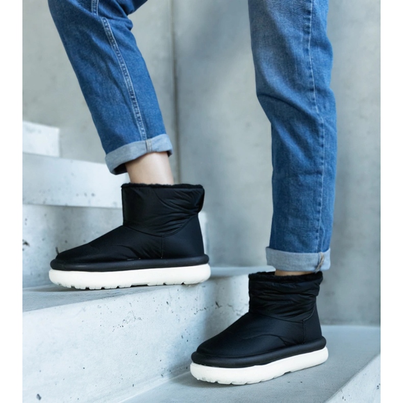 Schwarze warme Schneestiefel auf der Cores-Plattform 1