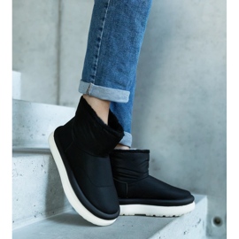 Schwarze warme Schneestiefel auf der Cores-Plattform 2