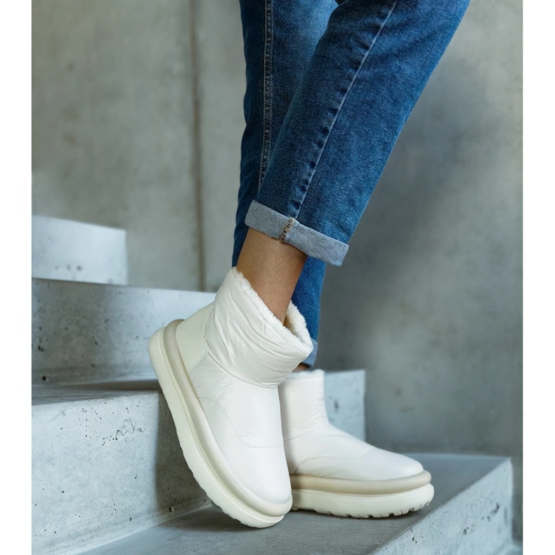 Beige warme Schneestiefel auf der Cores-Plattform 1