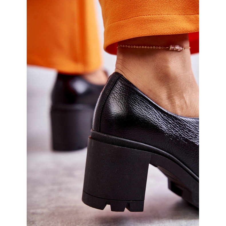 Lemar-Schuhe aus schwarzem Leder mit hohem Absatz und goldener Verzierung 2