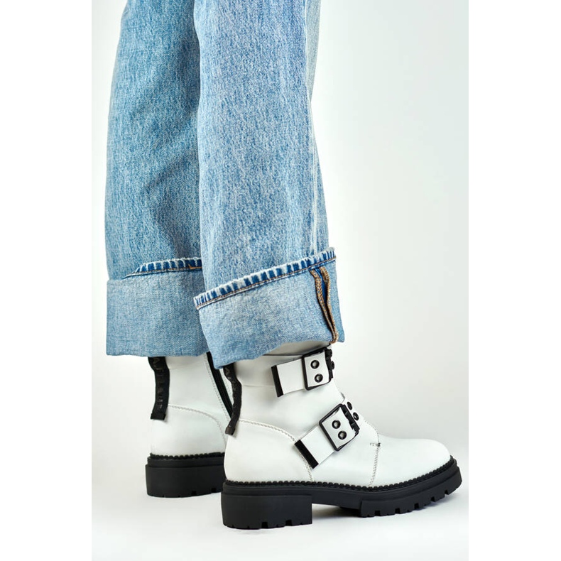 Damen-Stiefeletten aus Lackleder mit Schnallen, weiß 250007W-PU 2