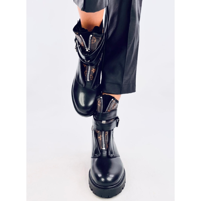 Stiefel auf dem Lovato Black Protektor schwarz 1