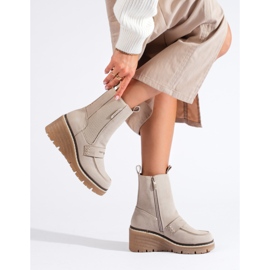 Goodin Cremefarbene Chelsea-Stiefel aus Wildleder mit Keilabsatz von Shelovet beige 1
