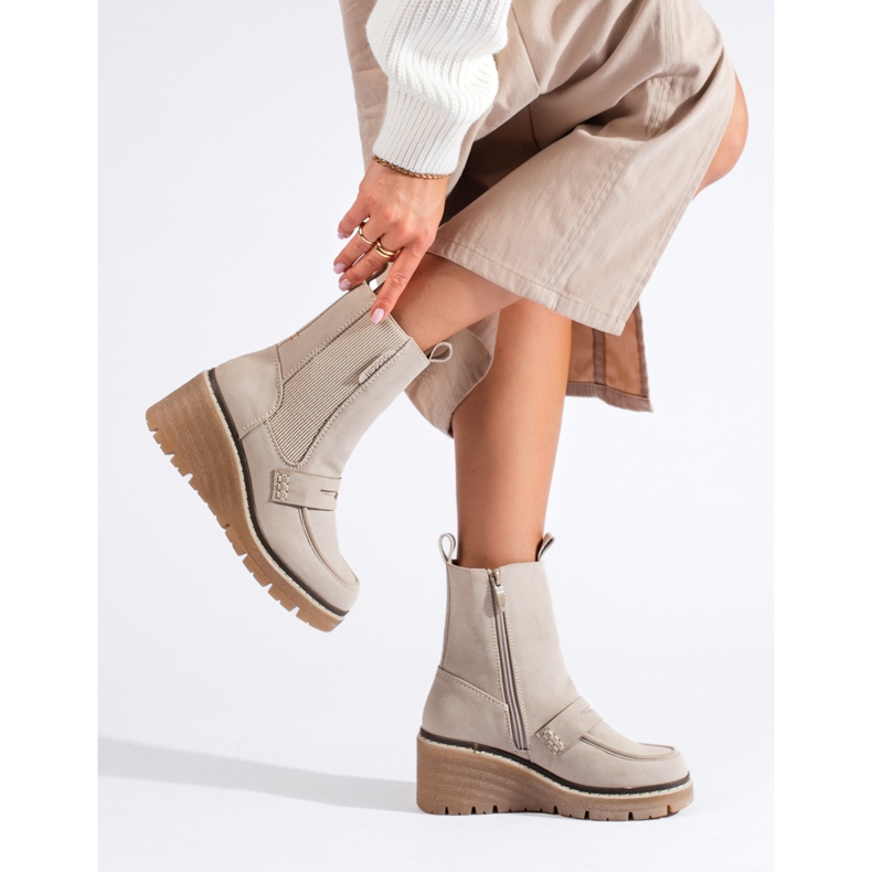 Goodin Cremefarbene Chelsea-Stiefel aus Wildleder mit Keilabsatz von Shelovet beige 1