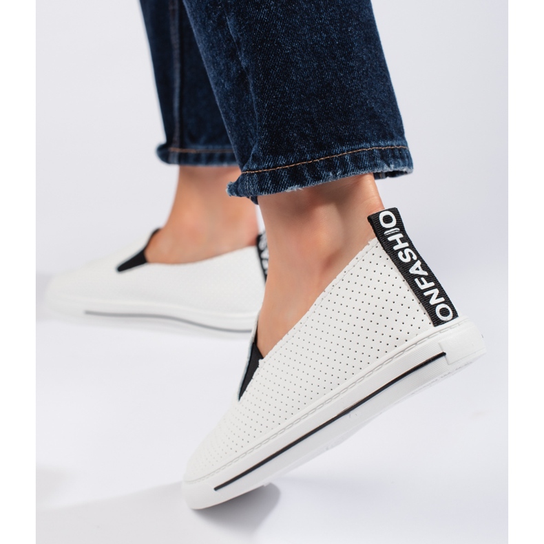 Durchbrochene weiße Turnschuhe für Damen 1