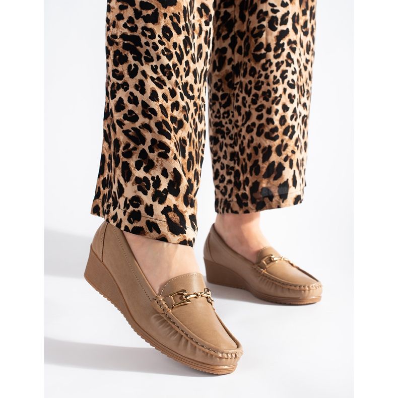 Beigefarbene Damenmokassins mit Schnalle 1