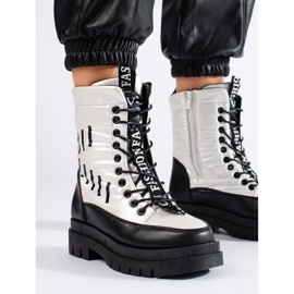 Isolierte Damentaschen auf der Vinceza-Plattform in Schwarz und Weiß 1