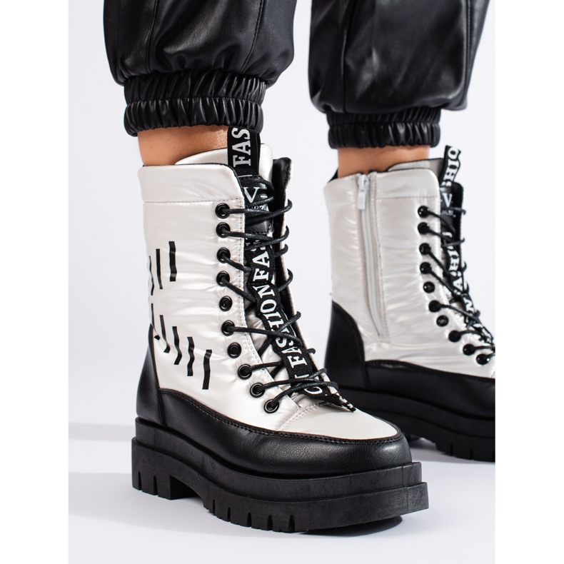 Isolierte Damentaschen auf der Vinceza-Plattform in Schwarz und Weiß 1