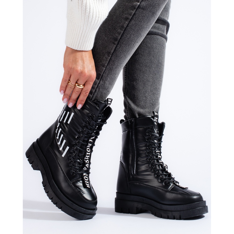 Isolierte Damentaschen auf der Vinceza-Plattform schwarz 1