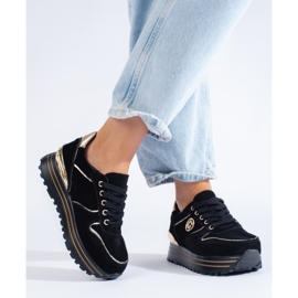 Schwarze Turnschuhe der Frauen auf der Plattform 1