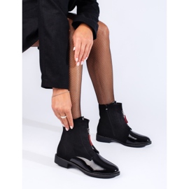 Klassische schwarze Stiefeletten mit flachen Absätzen 1