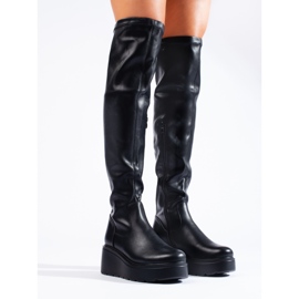 Schwarze Musketiere aus Öko-Leder auf der Shelovet-Plattform 2