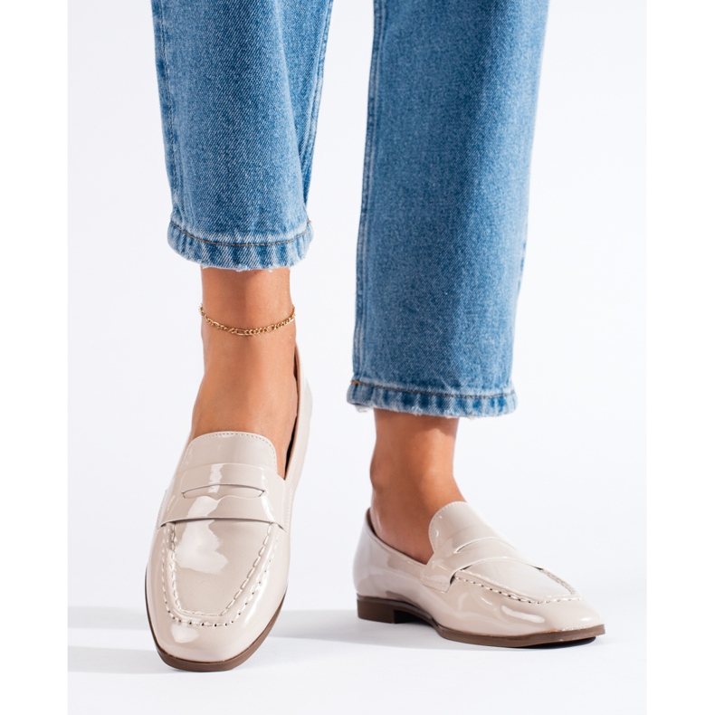 Lackbeige Damenmokassins von Shelovet 1