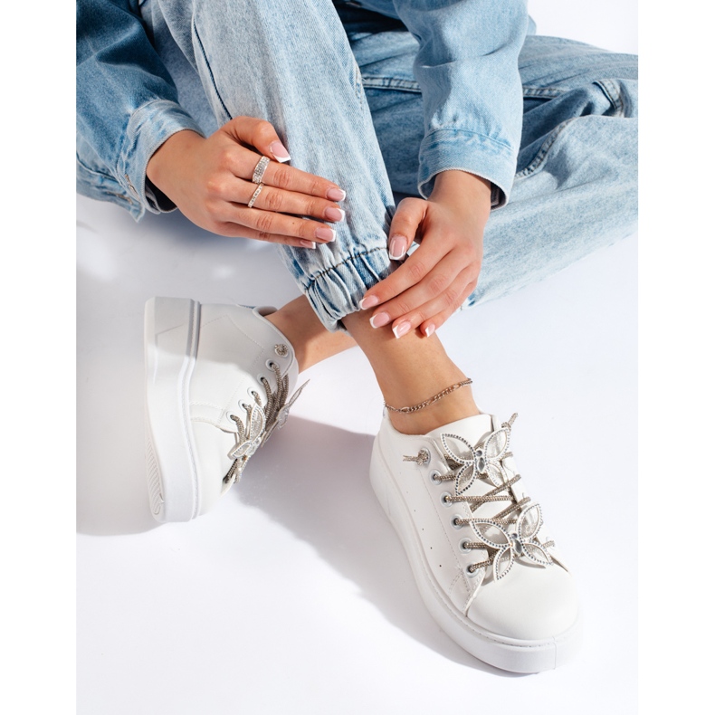 Weiße Sportschuhe mit Schmetterlingen 1