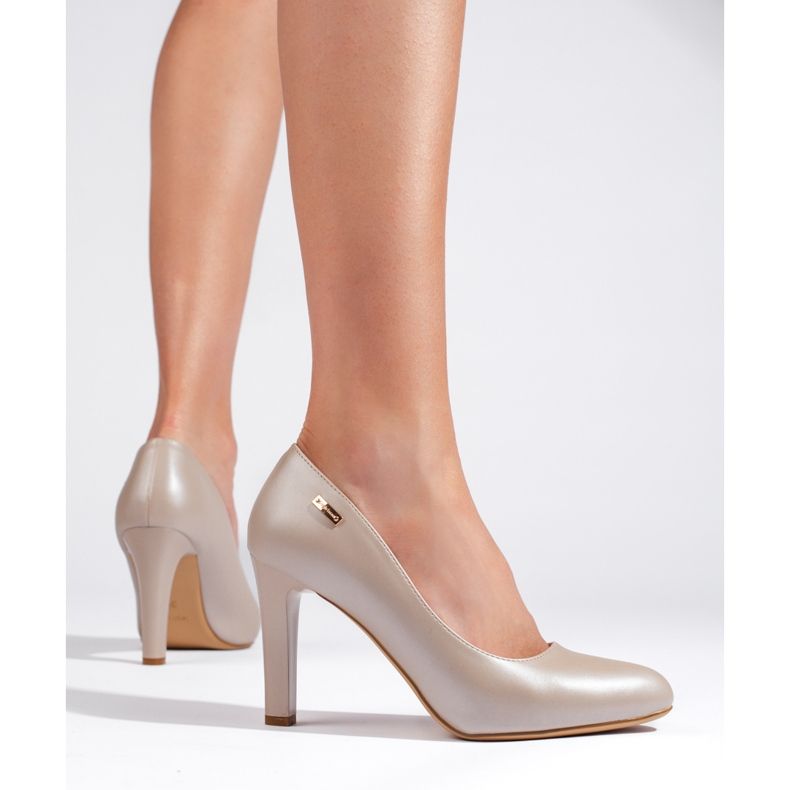 Klassische hellbeige Pumps mit hohen Absätzen von Sergio Leone 1