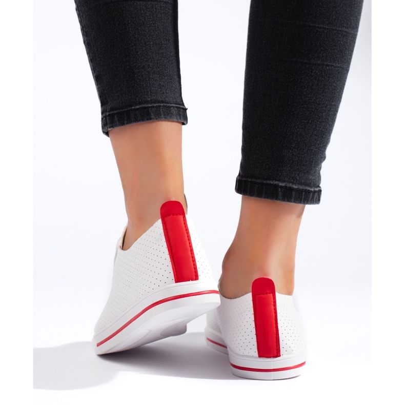 Weiße Damen-Sneaker mit roten Schnürsenkeln 1