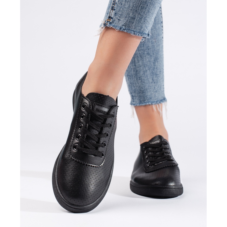 Klassische schwarze Damen-Sneaker 1