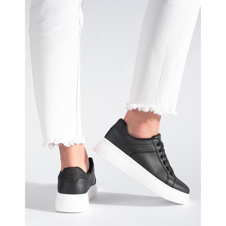 Schwarze Sneaker auf der Plattform 1