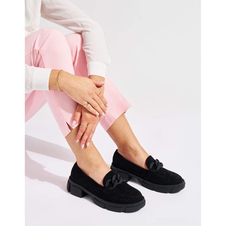 Schwarze Damenmokassins mit dekorativer Kette 1