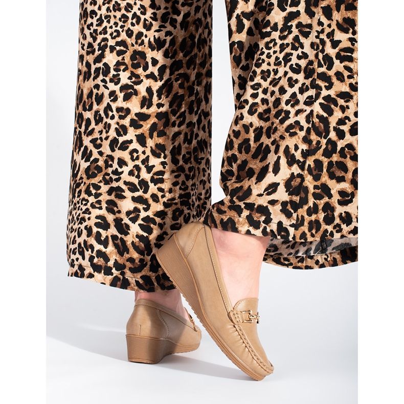 Beigefarbene Damenmokassins mit Schnalle 2