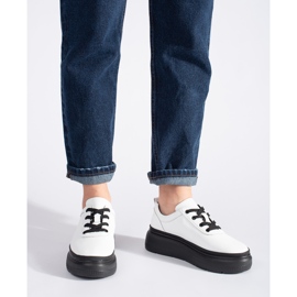 Weiße Lederschuhe auf schwarzem Plateau 2