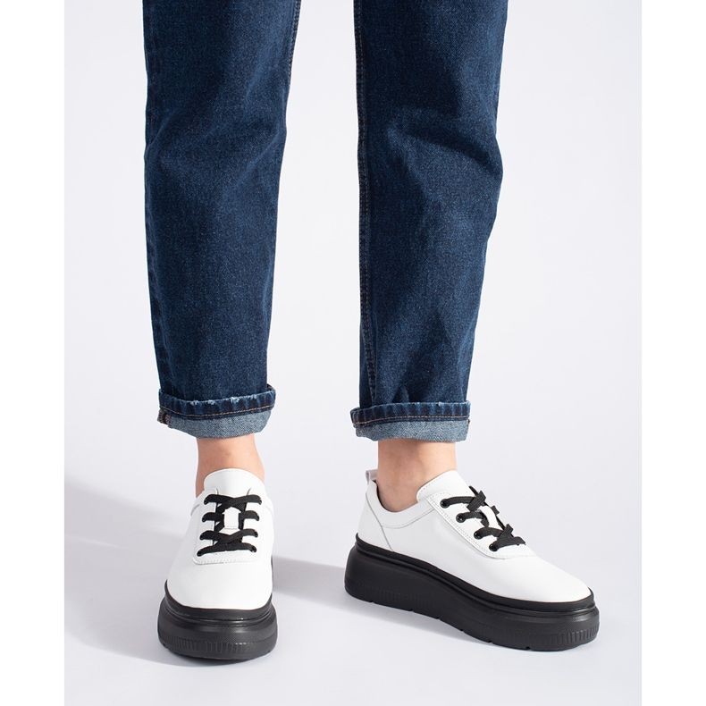 Weiße Lederschuhe auf schwarzem Plateau 2