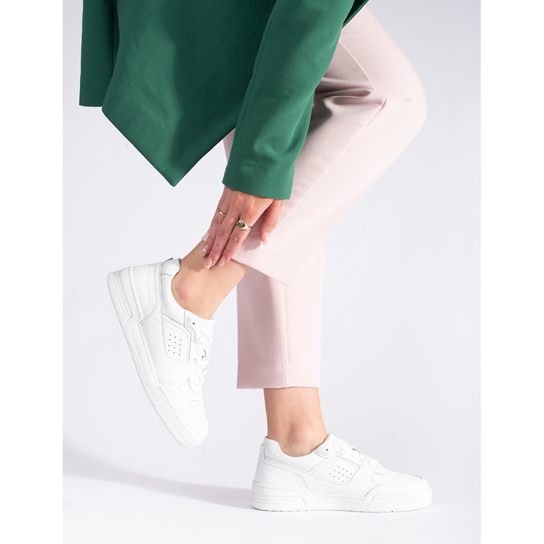 Weiße Turnschuhe auf der Plattform 1