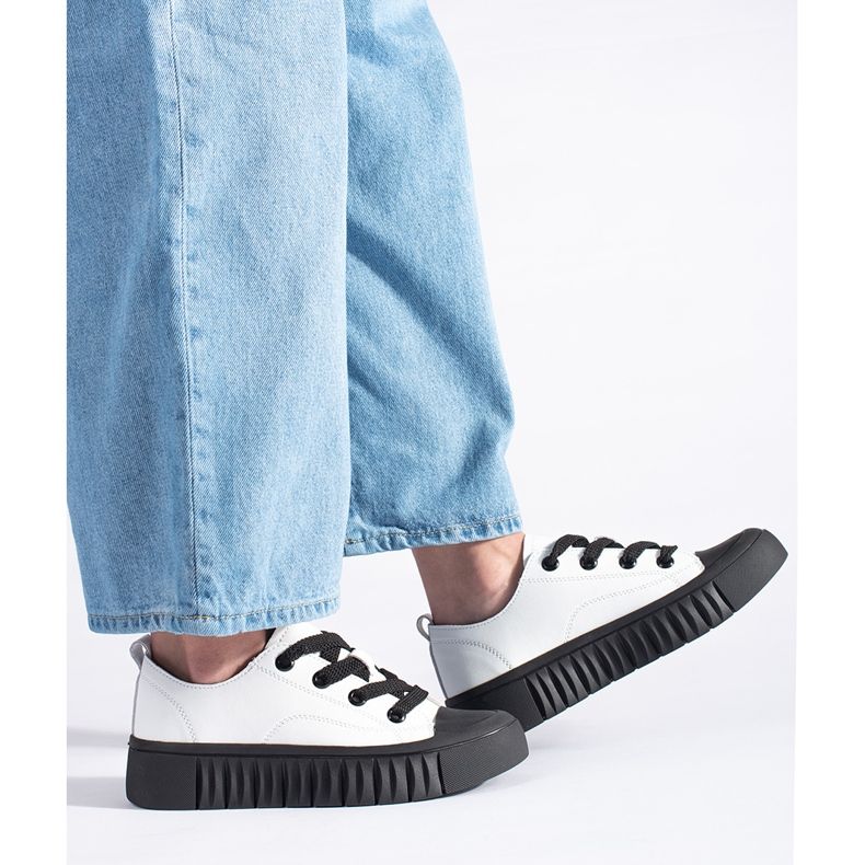 Weiße und schwarze Low-Top-Sneaker aus Naturleder 1