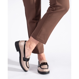 Beigefarbene Lackleder-Mokassins für Damen mit Schnalle 1