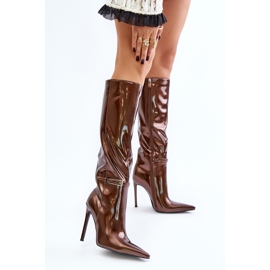 Isolierte Lackstiefel mit hohem Absatz und Schnalle, braune Tameliae 2