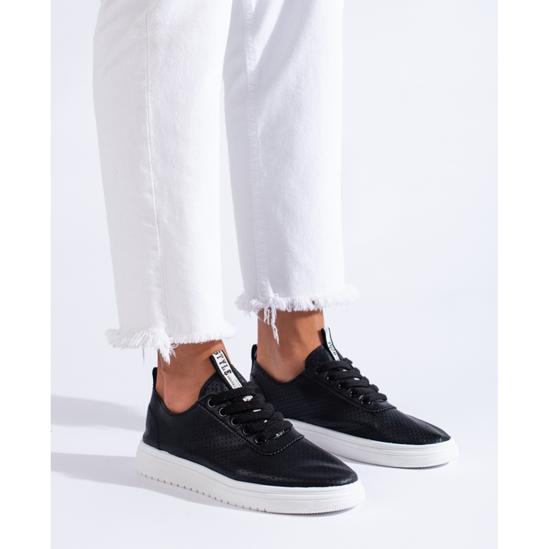 Schwarzer Shelovet-Sportschuh für Damen mit Lochmuster 1