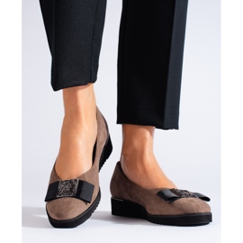 Dunkelbeige Wildlederpumps mit niedrigem Keilabsatz von Shelovet 1