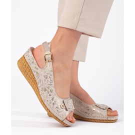 Beigefarbene Espadrille-Sandalen mit niedrigem Keilabsatz 1