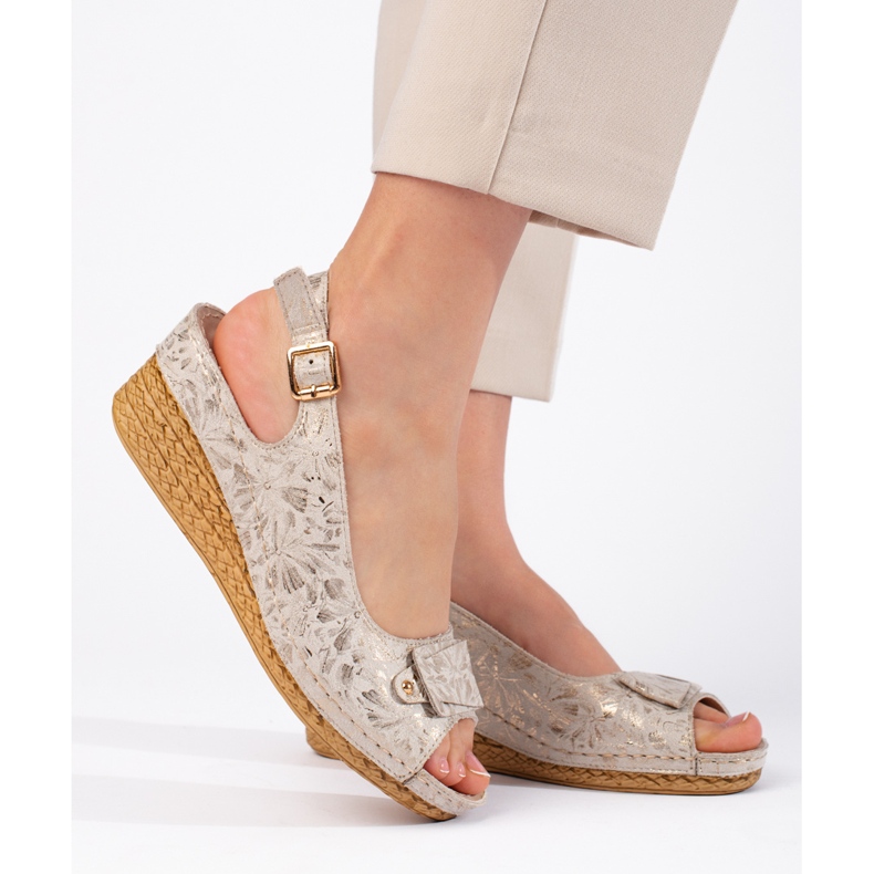 Beigefarbene Espadrille-Sandalen mit niedrigem Keilabsatz 1
