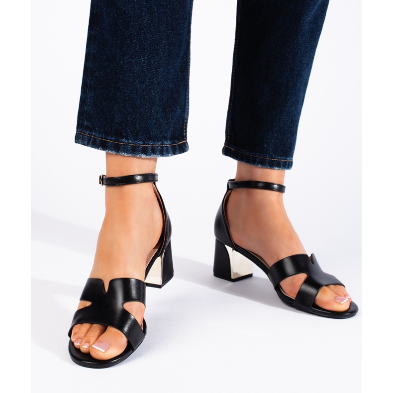 Schwarze Sandalen mit niedrigem Absatz 1