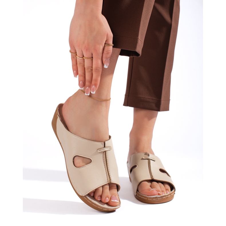 Bequeme beige Keilsandaletten für Damen 1