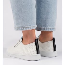 Durchbrochene weiße Turnschuhe für Damen 4