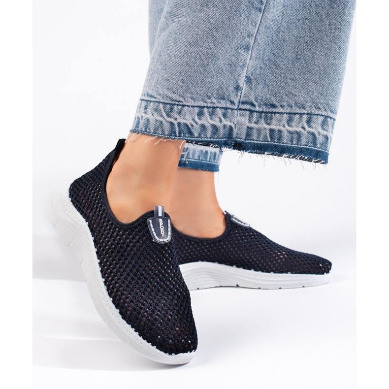 Durchbrochene Slip-on-Sportschuhe in Marineblau 1